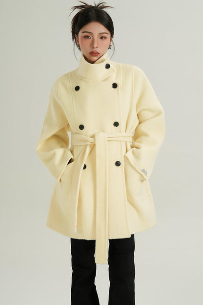 Tailored women's outerwear in cream color