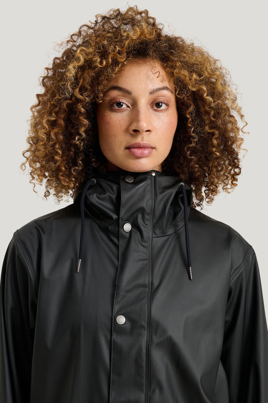 Timeless rain jacket made from recycled PU material.