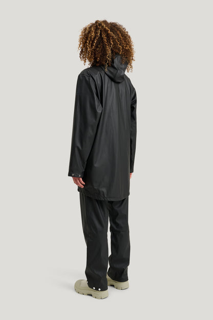 Timeless rain jacket made from recycled PU material.