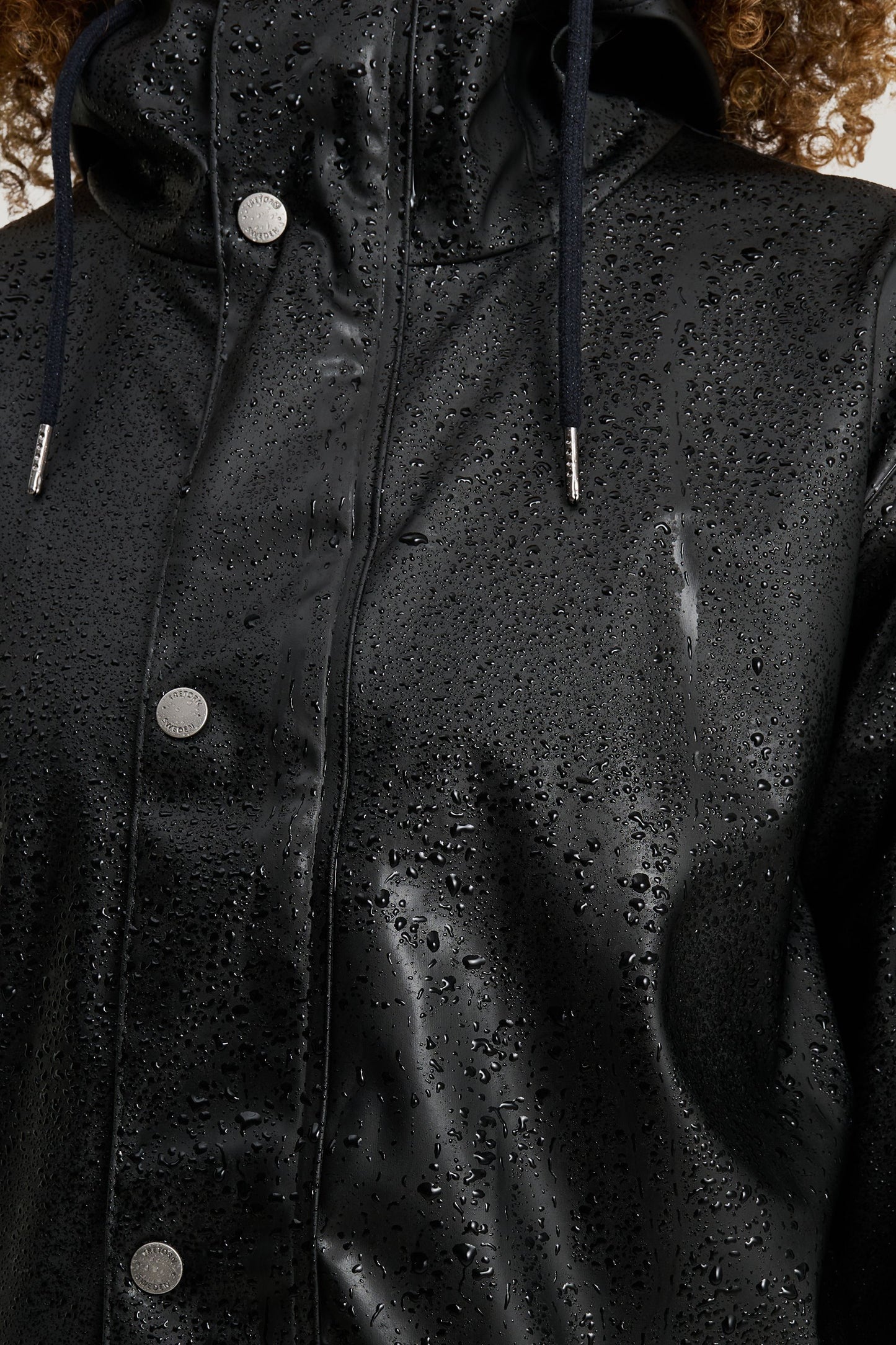 Timeless rain jacket made from recycled PU material.