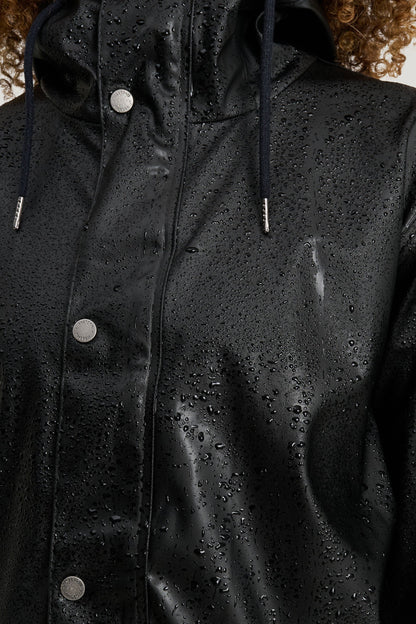 Timeless rain jacket made from recycled PU material.